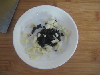 剁椒排骨蒸芋头的做法步骤2