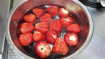 草莓奶昔的做法步骤1