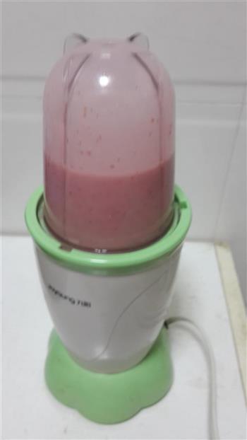 草莓奶昔的做法步骤9