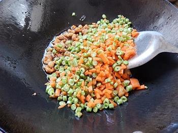 胡萝卜豆角焖饭的做法步骤10