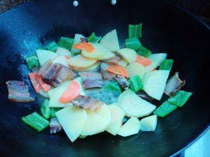 青椒腊肉炒土豆的做法步骤4