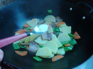 青椒腊肉炒土豆的做法步骤5