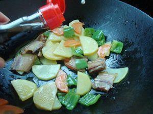 青椒腊肉炒土豆的做法步骤6