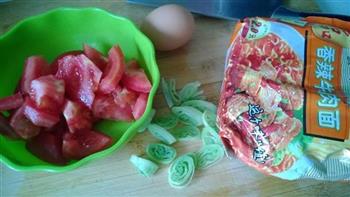 西红柿鸡蛋炒方便面的做法步骤1