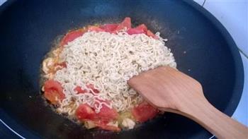 西红柿鸡蛋炒方便面的做法步骤7