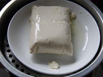 剁椒皮蛋豆腐的做法步骤2