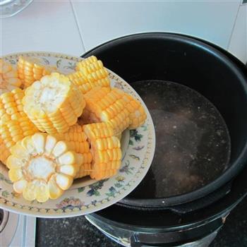 甜玉米排骨汤的做法图解6