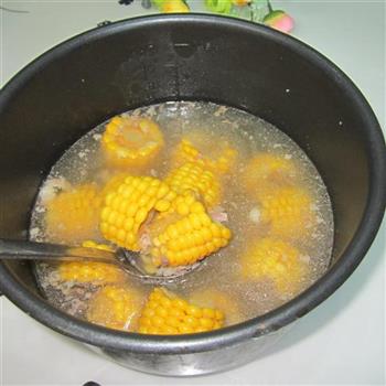 甜玉米排骨汤的做法图解8