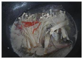 金针菇鲫鱼汤的做法步骤4