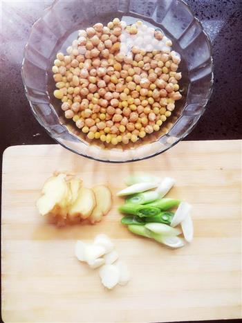 黄豆焖鸡翅根的做法步骤1