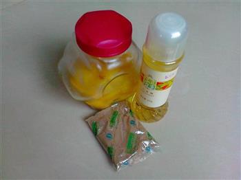 黄桃龟苓膏的做法步骤1