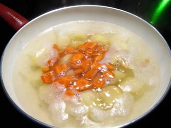 土豆红萝卜小排炖汤的做法图解1