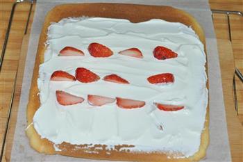 草莓戚风蛋糕卷的做法步骤13