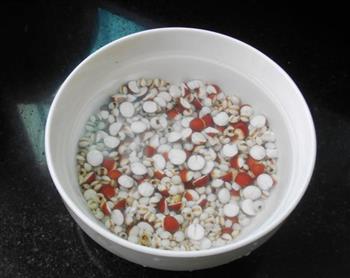 冬瓜薏米排骨汤的做法图解1