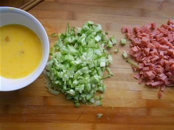 黄瓜香肠蛋炒饭的做法步骤1