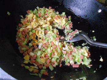 黄瓜香肠蛋炒饭的做法步骤3