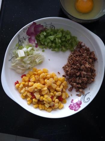 玉米肉松蛋炒饭的做法步骤1