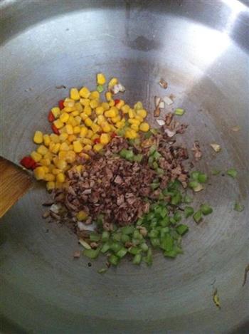 玉米肉松蛋炒饭的做法步骤7