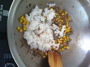 玉米肉松蛋炒饭的做法步骤9