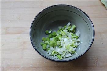 蒜蘸菠菜面的做法步骤1