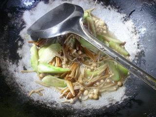 黄金针菇炒丝瓜的做法步骤9