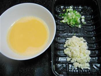 蒜香蛋炒饭的做法步骤1