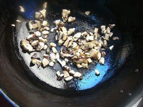 香菇板栗鲜肉粽的做法步骤4