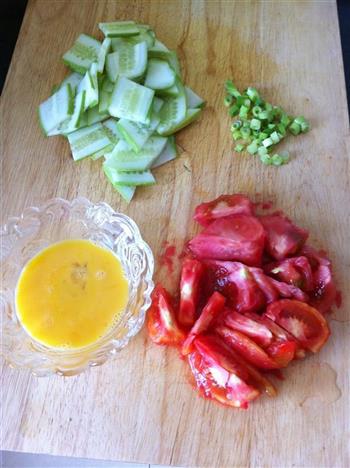 番茄黄瓜鸡蛋汤的做法步骤2