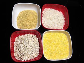 大麦小米玉米粥的做法图解1