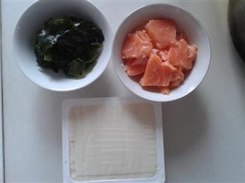 三文鱼味增汤的做法步骤1