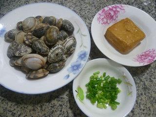 香干炒花蛤的做法步骤1