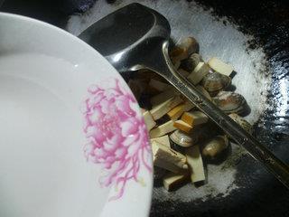 香干炒花蛤的做法步骤5