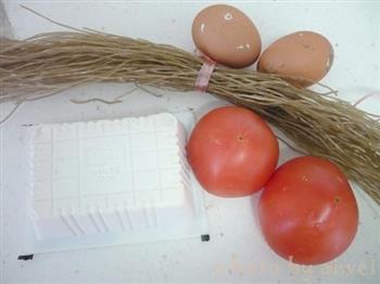 西红柿鸡蛋炖粉条的做法图解1