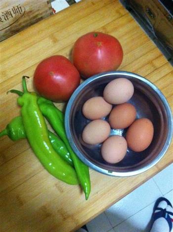 西红柿尖椒炒鸡蛋的做法步骤1