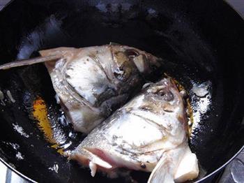 鲜黄花鱼头汤的做法步骤2