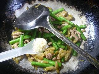 榨菜里脊肉炒梅豆的做法步骤9