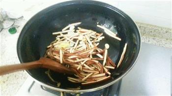 毛豆香干青椒肉丝的做法步骤8