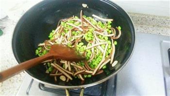 毛豆香干青椒肉丝的做法步骤9