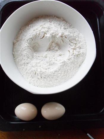 鸡蛋手擀面的做法步骤1