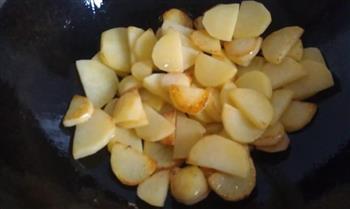 土豆片炒卤鸡胗的做法图解2