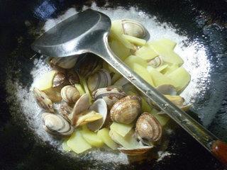 土豆炒花蛤的做法步骤7