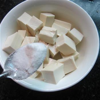 荷包蛋煮豆腐的做法步骤2