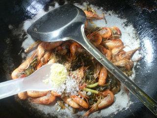 梅干菜炒河虾的做法步骤9