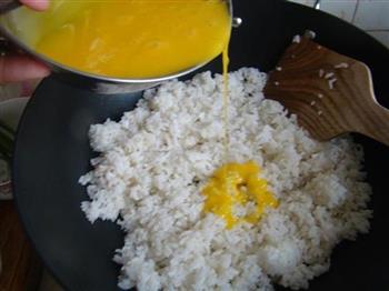 “金镶银”黄金蛋炒饭的做法步骤8