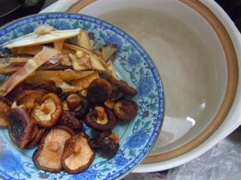 目鱼香菇排骨汤的做法步骤3