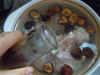 目鱼香菇排骨汤的做法图解5