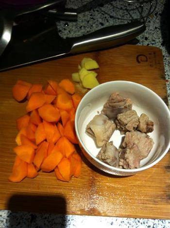胡萝卜炖排骨的做法步骤2