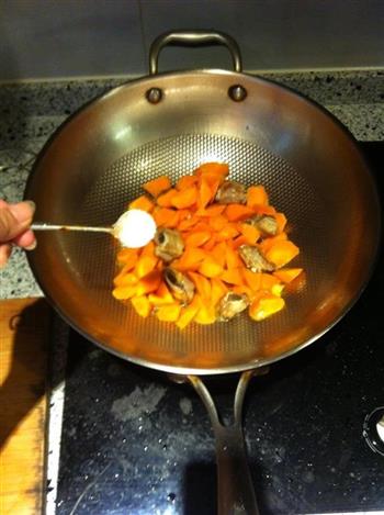 胡萝卜炖排骨的做法步骤4