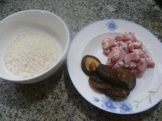 香菇五花肉大米粥的做法步骤1