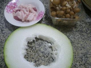 蟹味菇冬瓜汤的做法步骤1